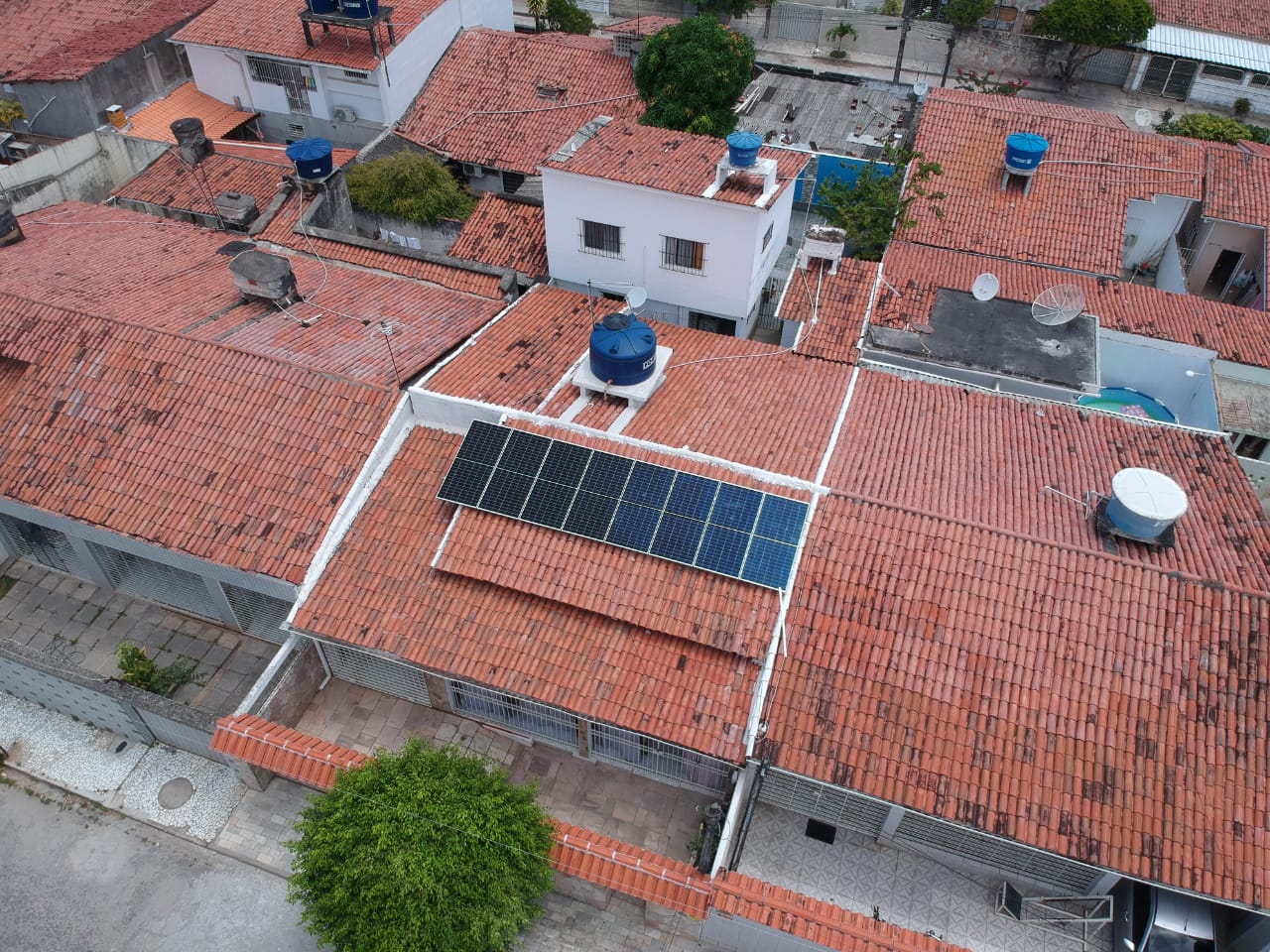 Sistema realizado no bairro, Jardin Atlântico - Olinda/PE. Composto por 14 módulos Solar Fotovoltaico de potência 430W e 04 Micro inversores APSystems. Com Plataforma para monitoramento Online.