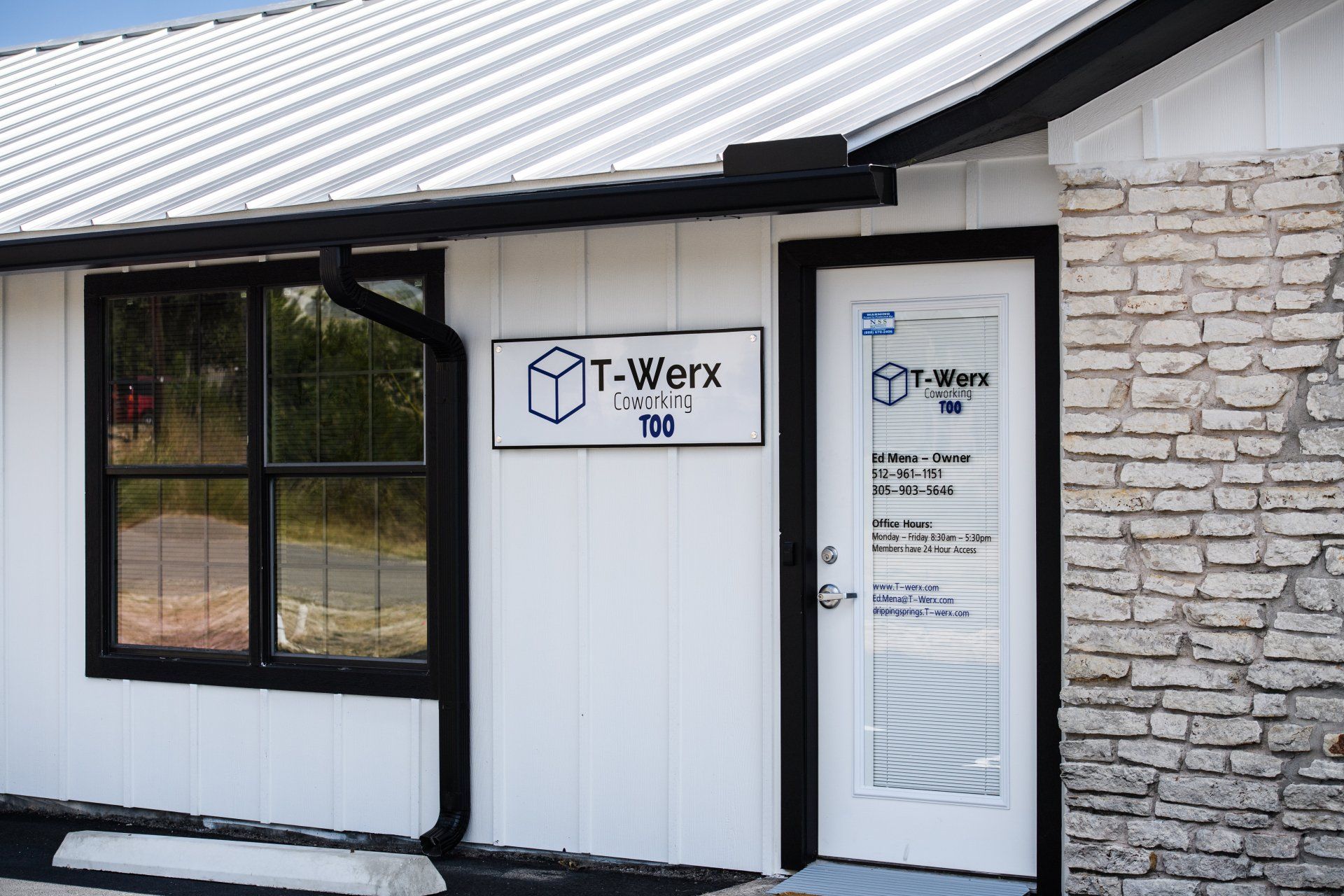 A white building with a sign that says t-werk on it