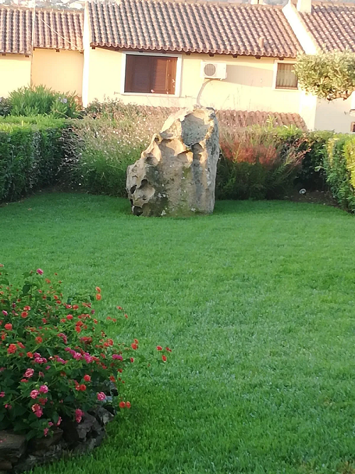 Prato con roccia