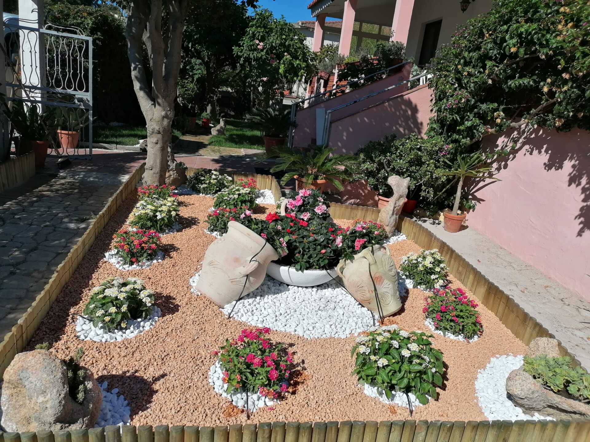 Giardino con anfore