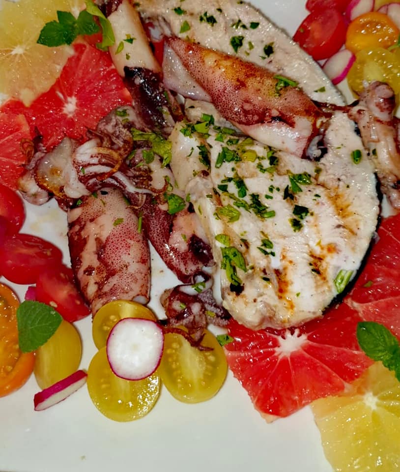 Piatto di pesce fresco alla brace con verdure