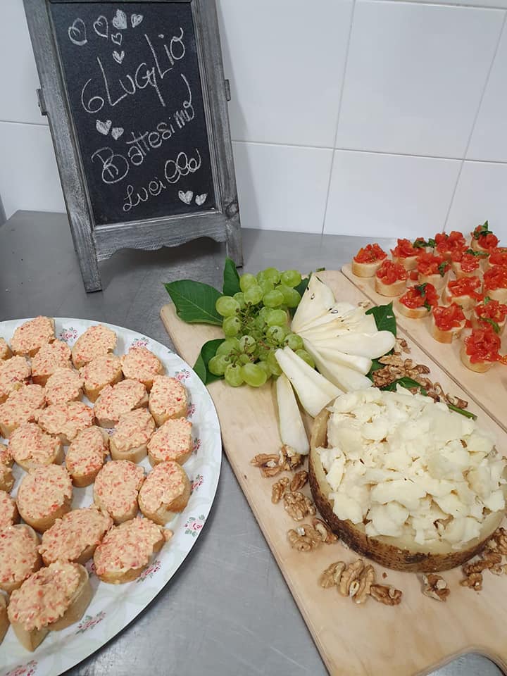 Taglieri con prodotti tipici freschi
