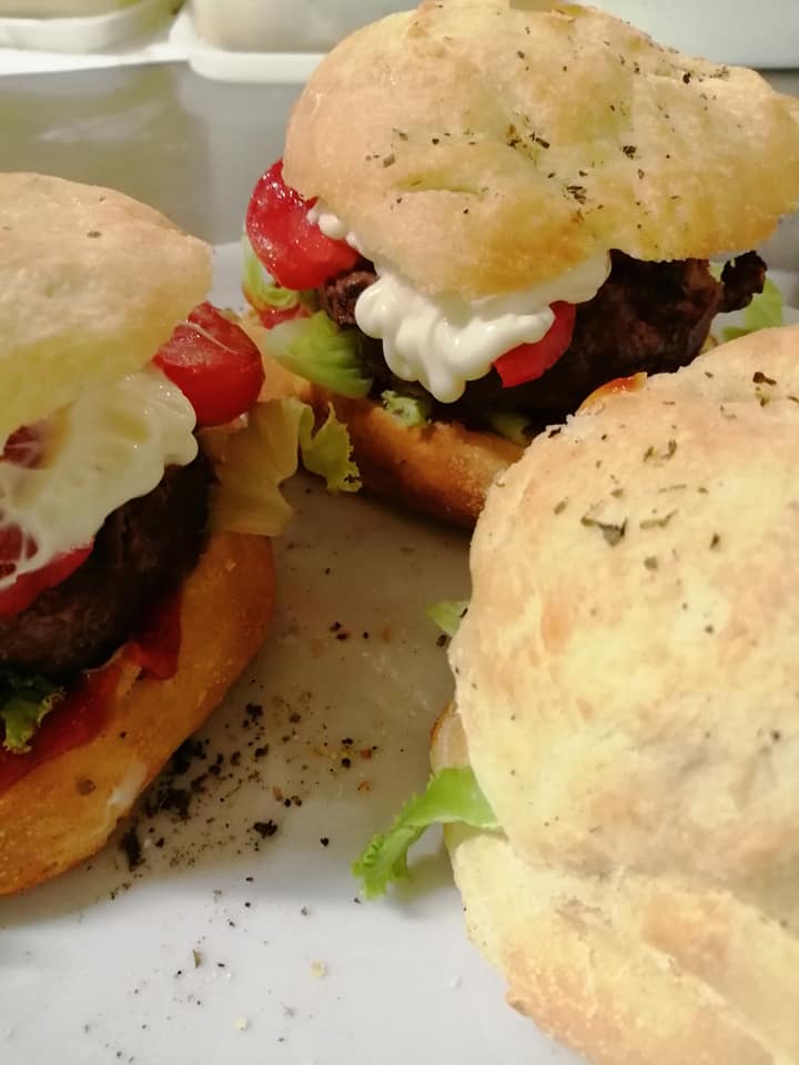 Panini con pane fresco cotto in forno a legna
