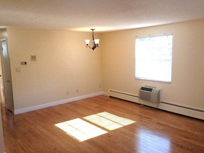 Spartan Court Apartments - Living Room