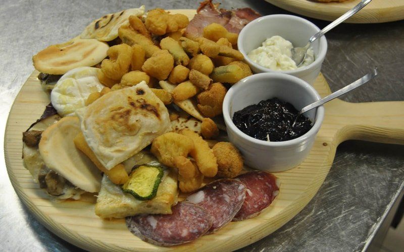 Tagliere con salumi e tigelle
