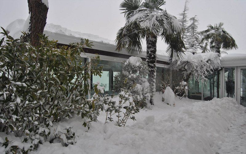 Giardino del ristorante innevato