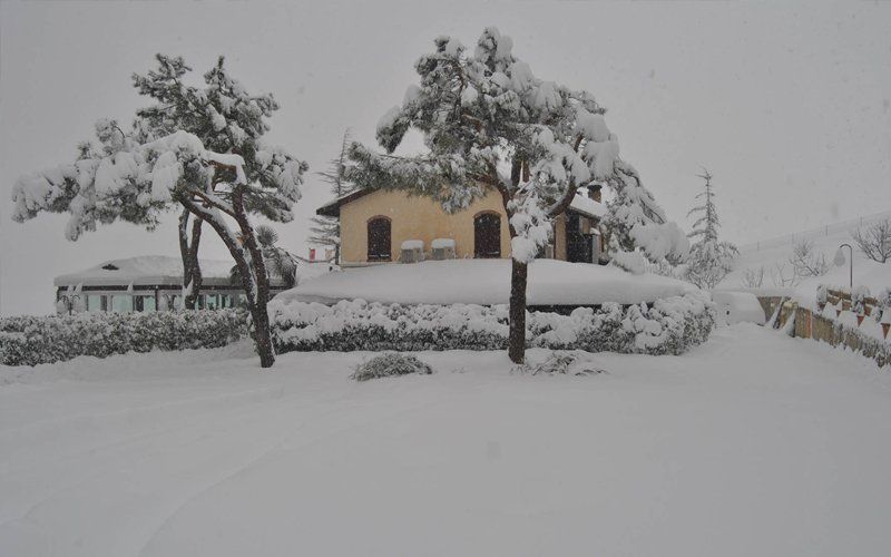 esterno del ristorante innevato