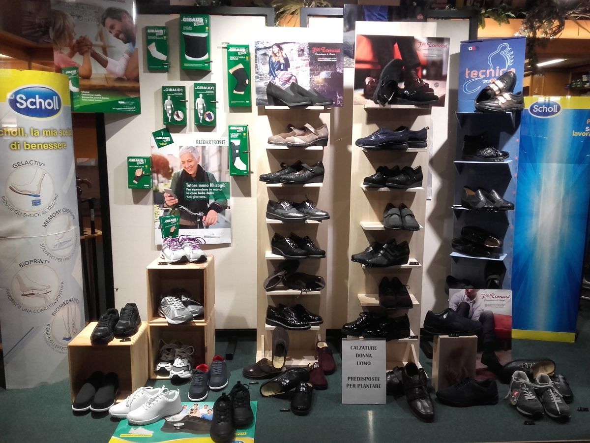 esposizione di scarpe anatomiche