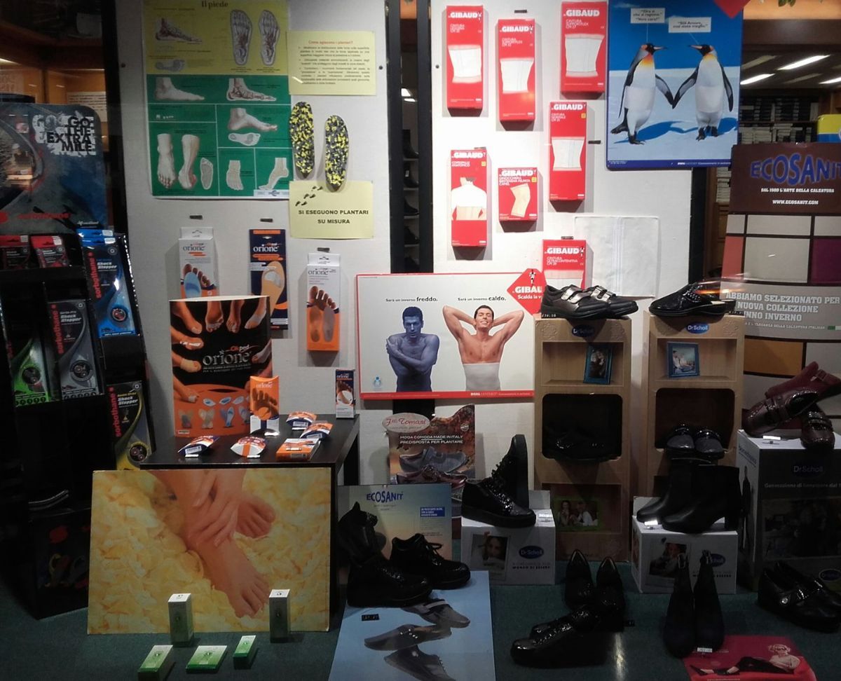 negozio con esposizione di scarpe anatomiche