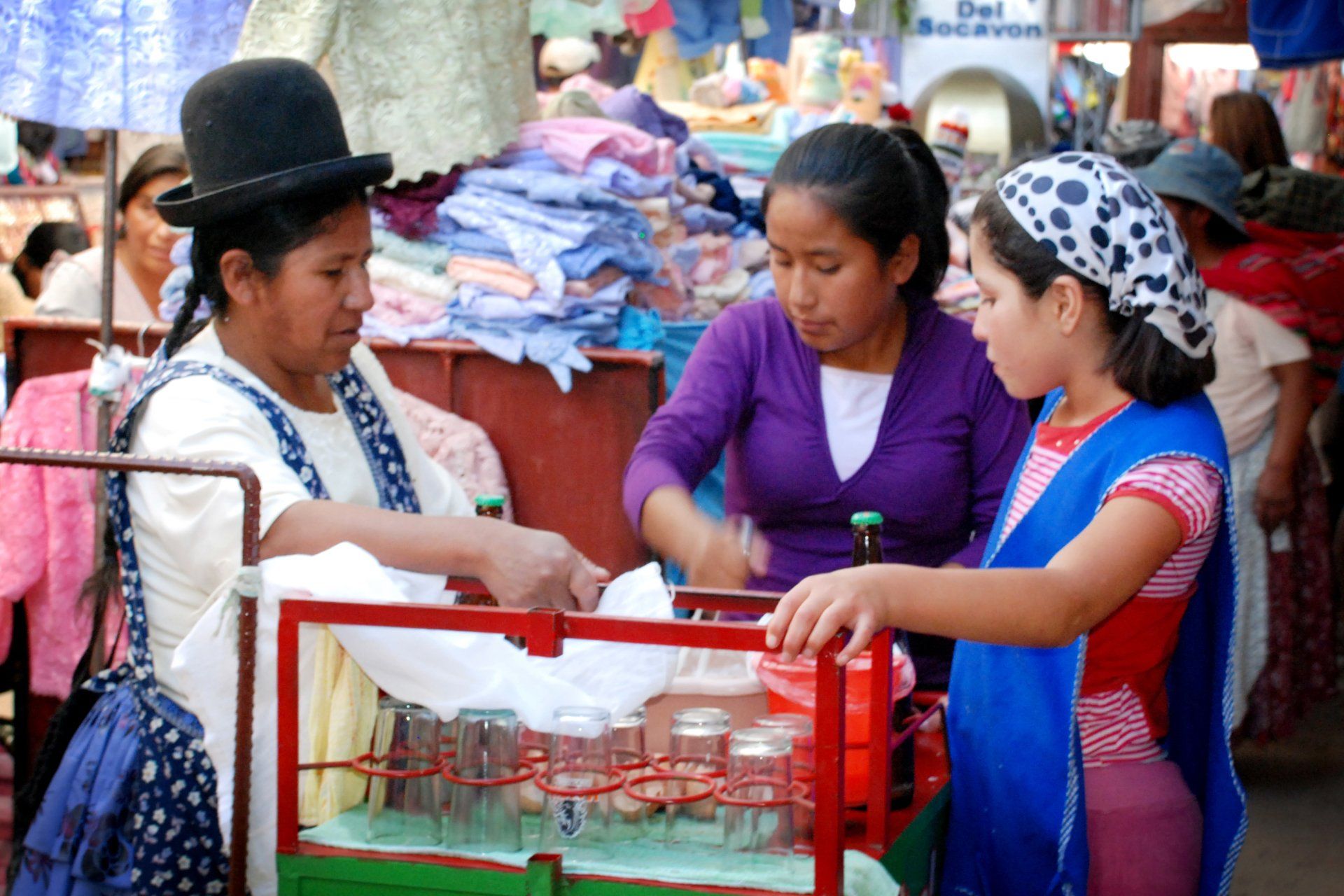 Aymara vendor in La Cancha.