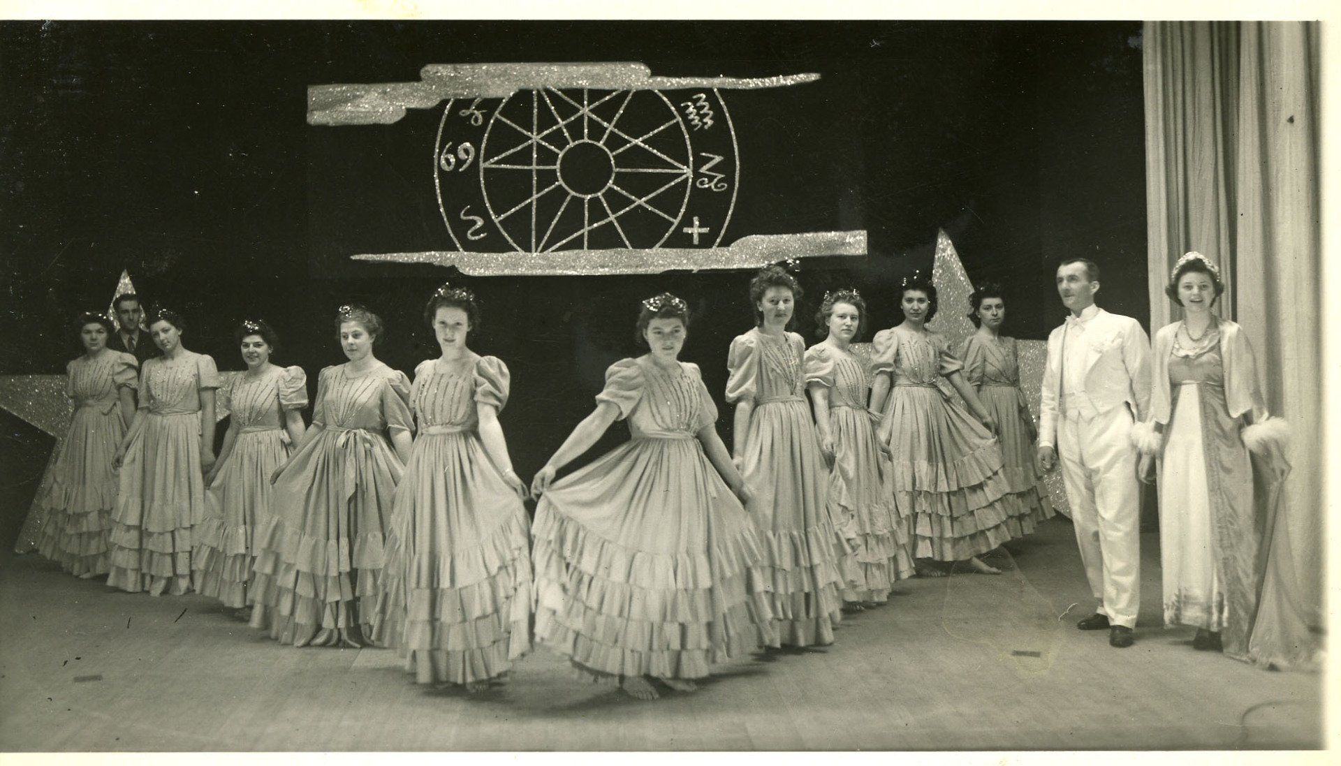 M.C.D.-revue 15-02-1944. 'Laat ie fijn Zijn'. 'Sterrenballet'. Rechts: Johan Brouwer en mevr. Oudesluis. Gemeentearchief Schouwen-Duiveland, Beeldbank Schouwen-Duiveland, nr A-12634
