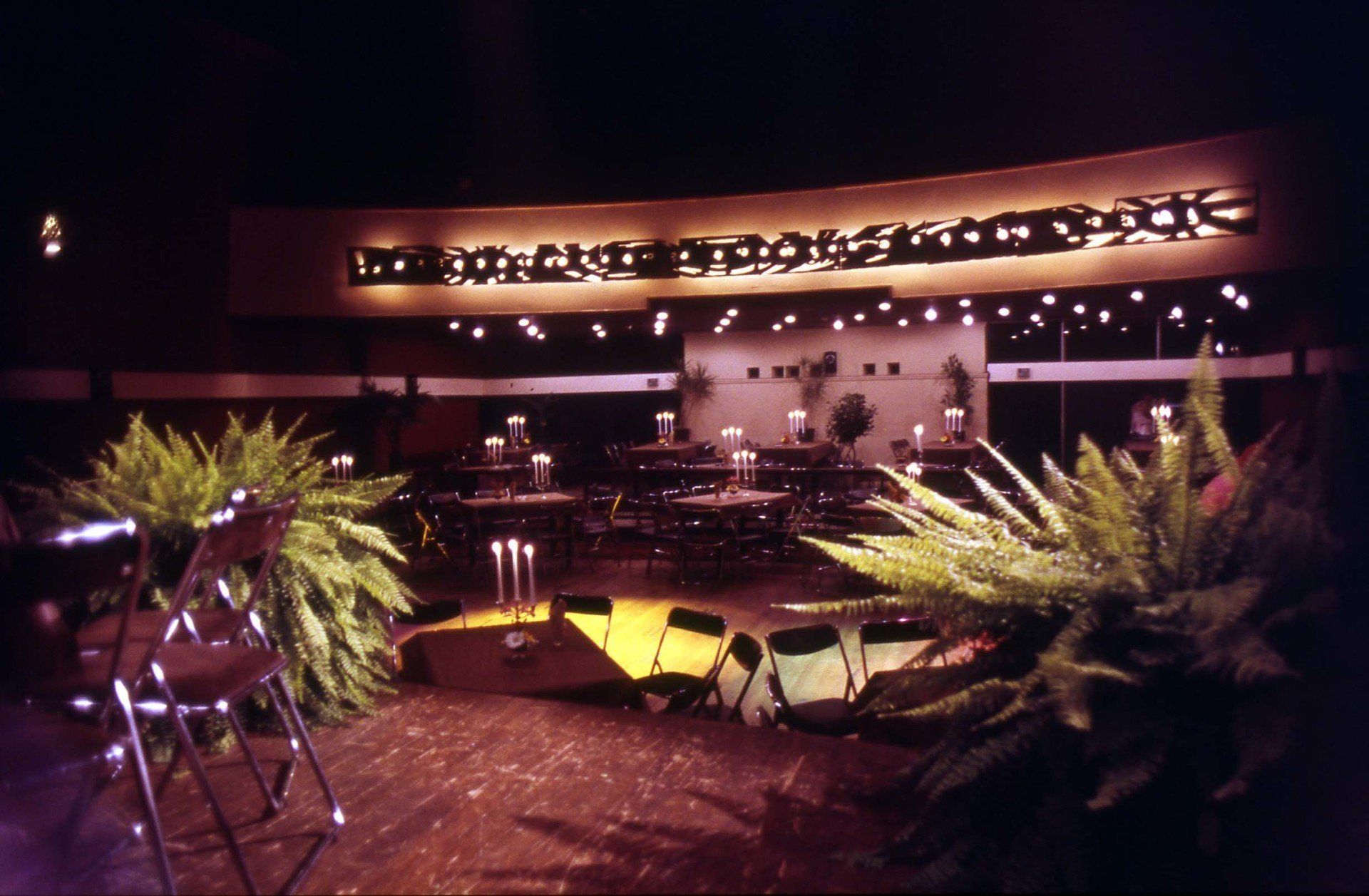 Balkon Concertzaal vanaf het toneel, Paardenstraat, foto: Johan Dingeman Cornelis Berrevoets (1928-2014) 1960-1970. Gemeentearchief Schouwen-Duiveland, Beeldbank Schouwen-Duiveland, nr DIA-2746