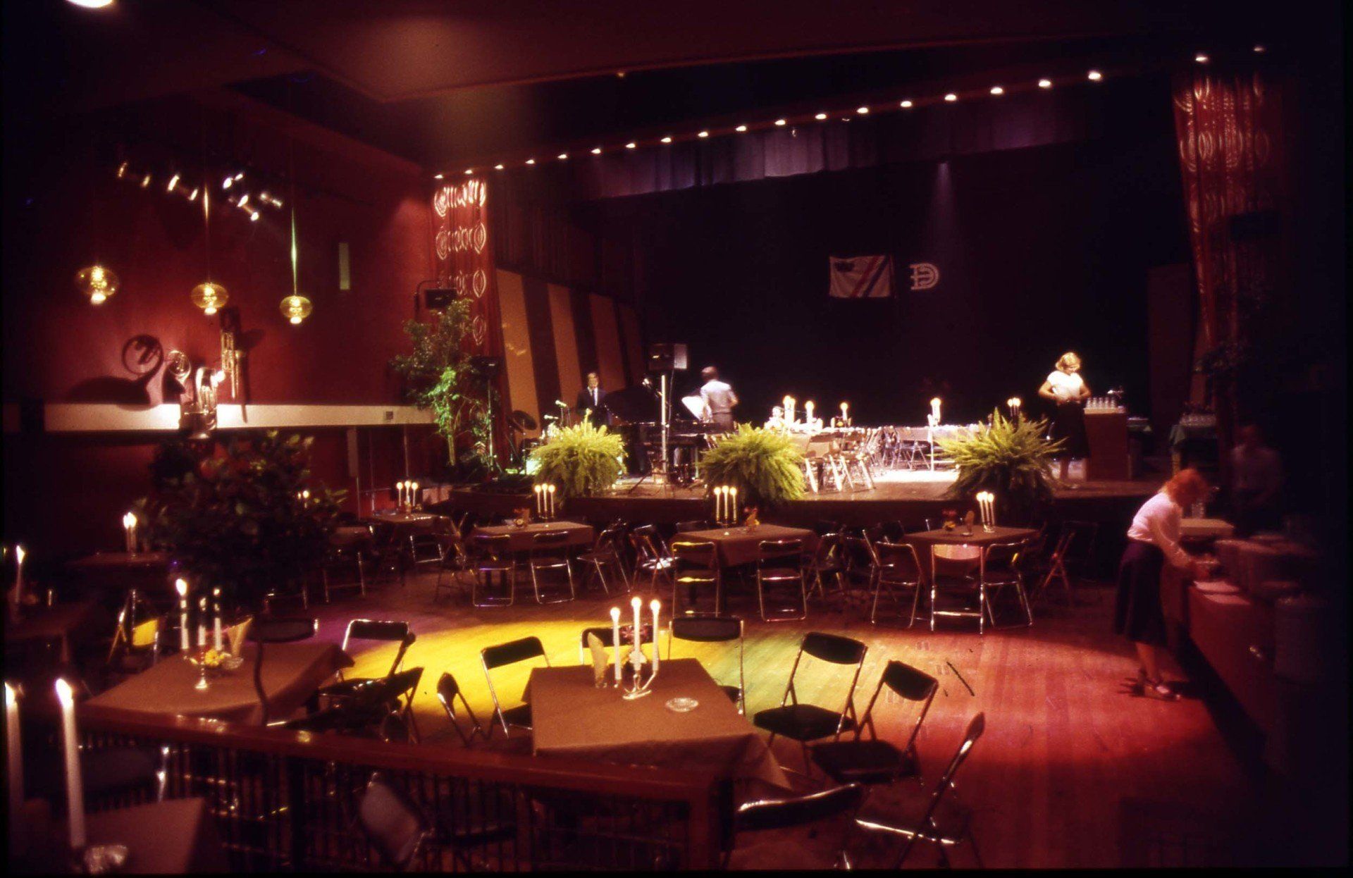 Concertzaal met zicht op het toneel, Paardenstraat, foto: Johan Dingeman Cornelis Berrevoets (1928-2014) 1960-1970. Gemeentearchief Schouwen-Duiveland, Beeldbank Schouwen-Duiveland, nr DIA-2747
