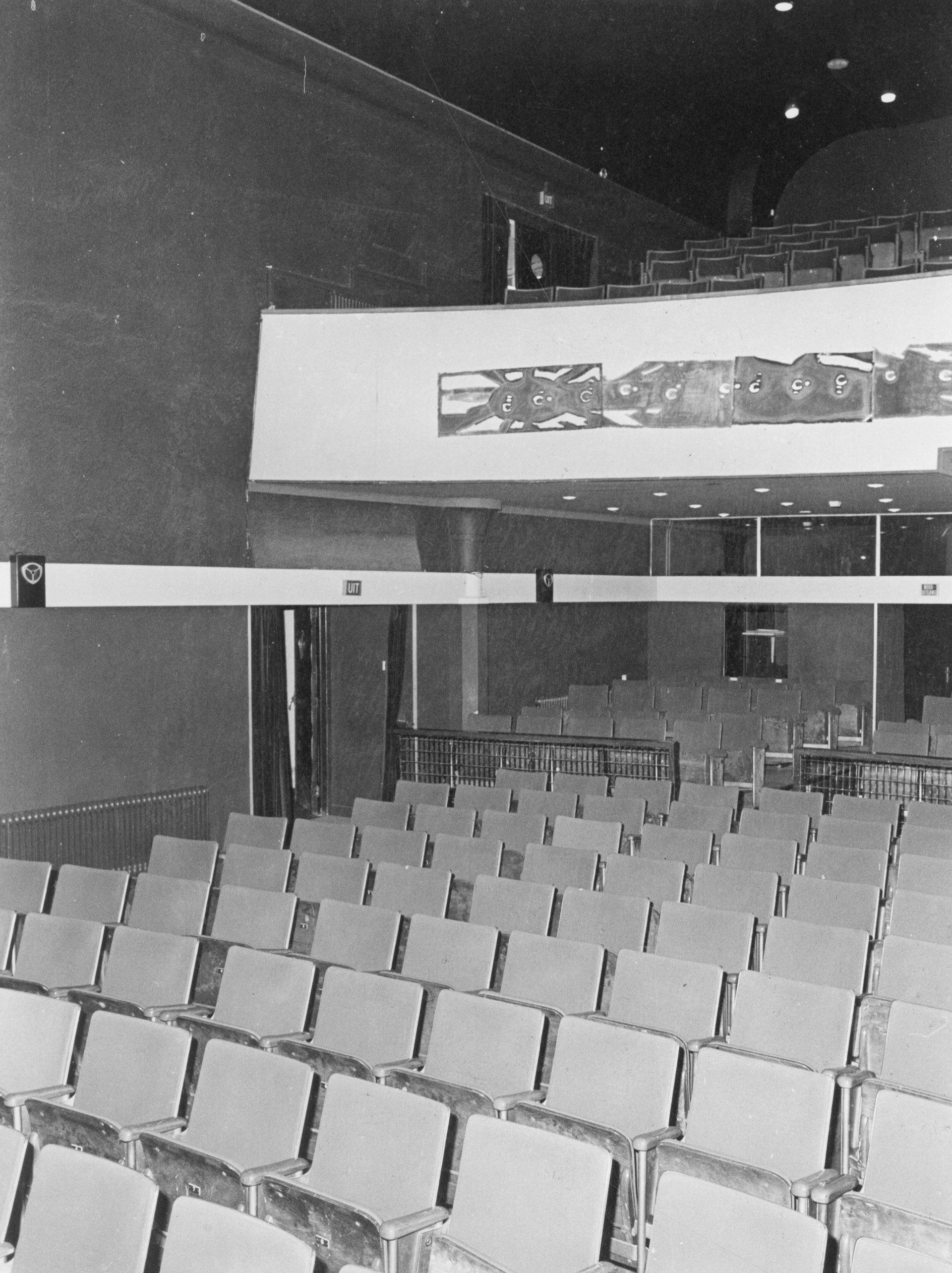 Zaal met balkon ingang Concertzaal, Paardenstraat, foto: Johan Dingeman Cornelis Berrevoets (1928-2014) 2 oktober 1987. Gemeentearchief Schouwen-Duiveland, Beeldbank Schouwen-Duiveland, nr KZN-1857