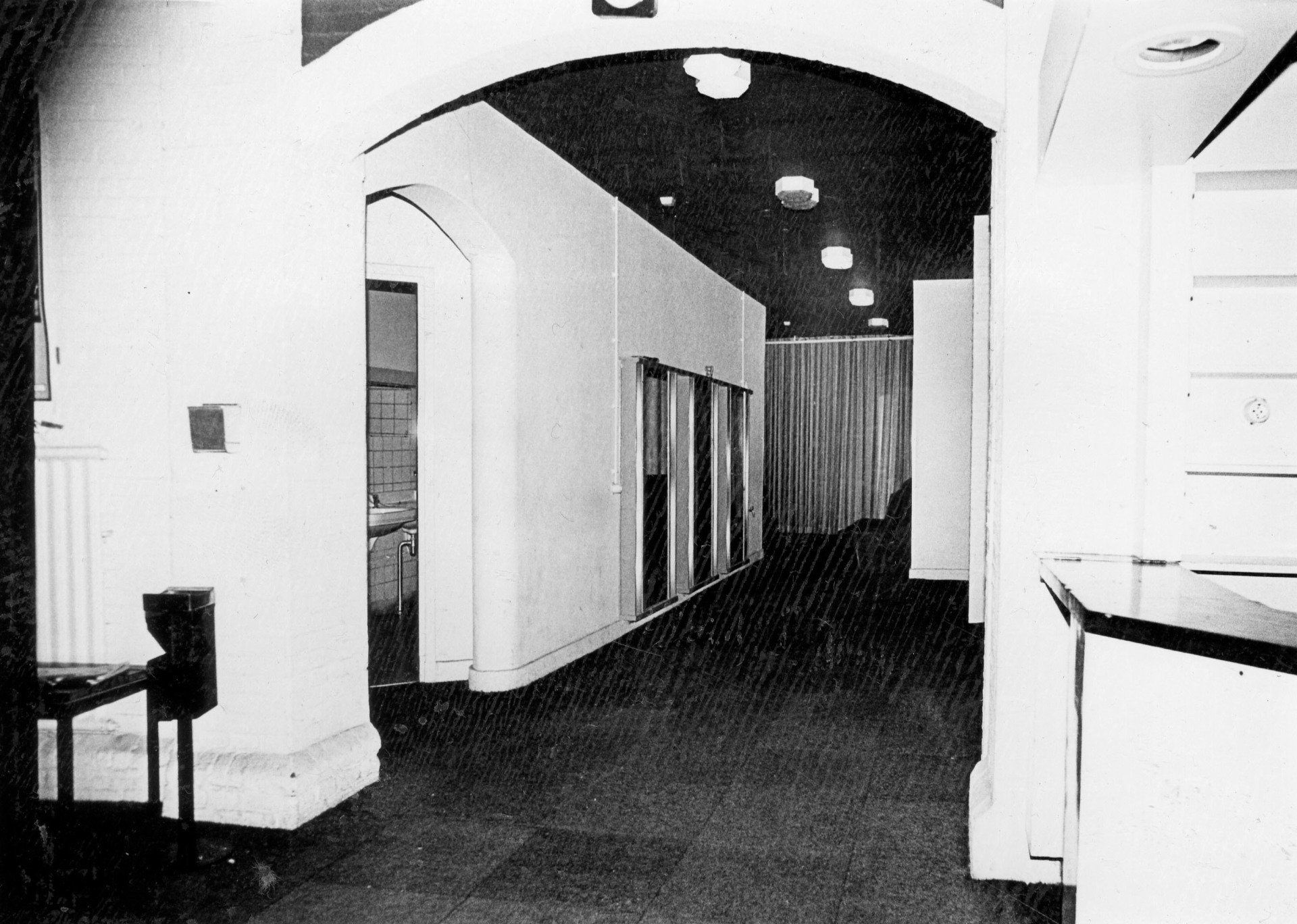 Entree Concertzaal, Paardenstraat. Links de toiletten, rechts de garderobe. foto: Johan Dingeman Cornelis Berrevoets (1928-2014) 10 februari 1984. Gemeentearchief Schouwen-Duiveland, Beeldbank Schouwen-Duiveland, nr KZN-1936