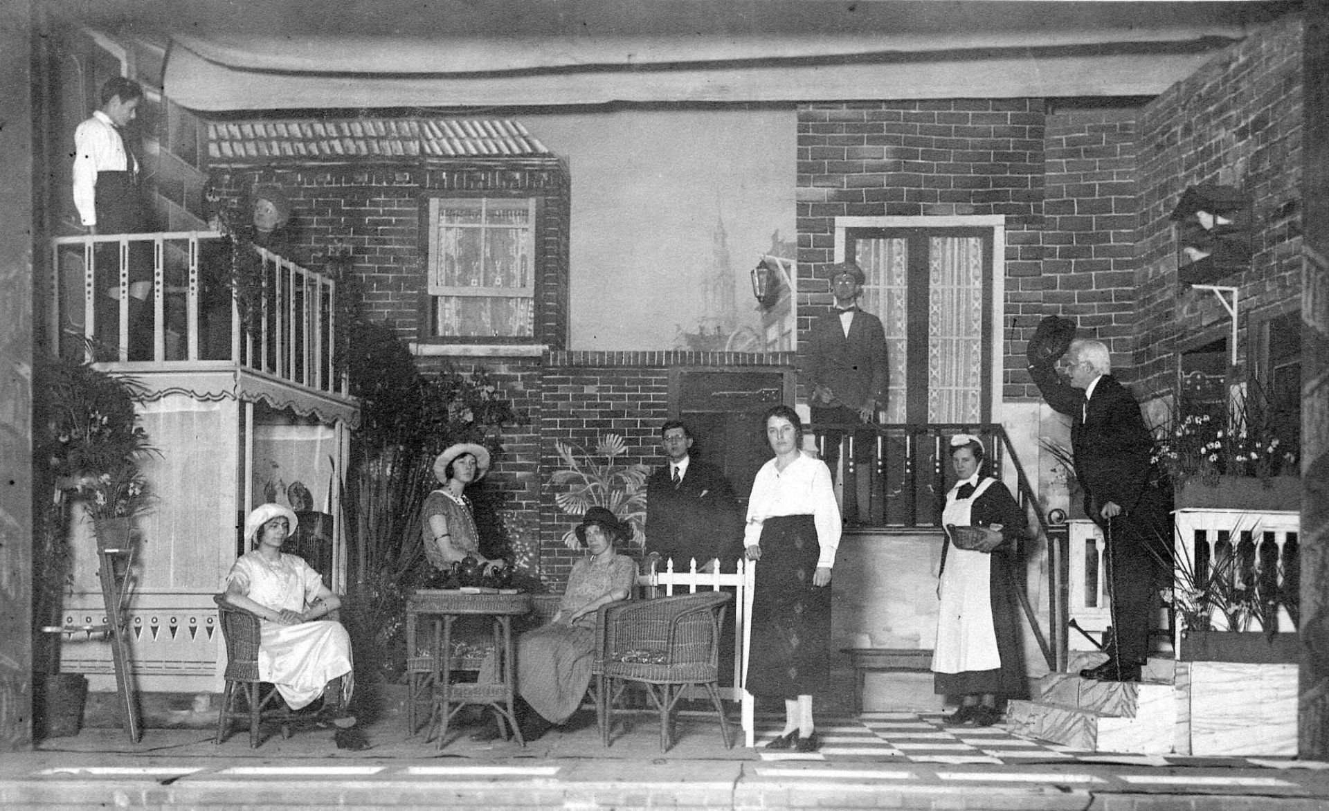 Zierikzeesch Dilettantentoneel. Scéne uit het blijspel in drie bedrijven 'Lentewolken' van Herman Roelvink, 13-01-1925. 	 Gemeentearchief Schouwen-Duiveland, Beeldbank Schouwen-Duiveland, nr SGP-0432