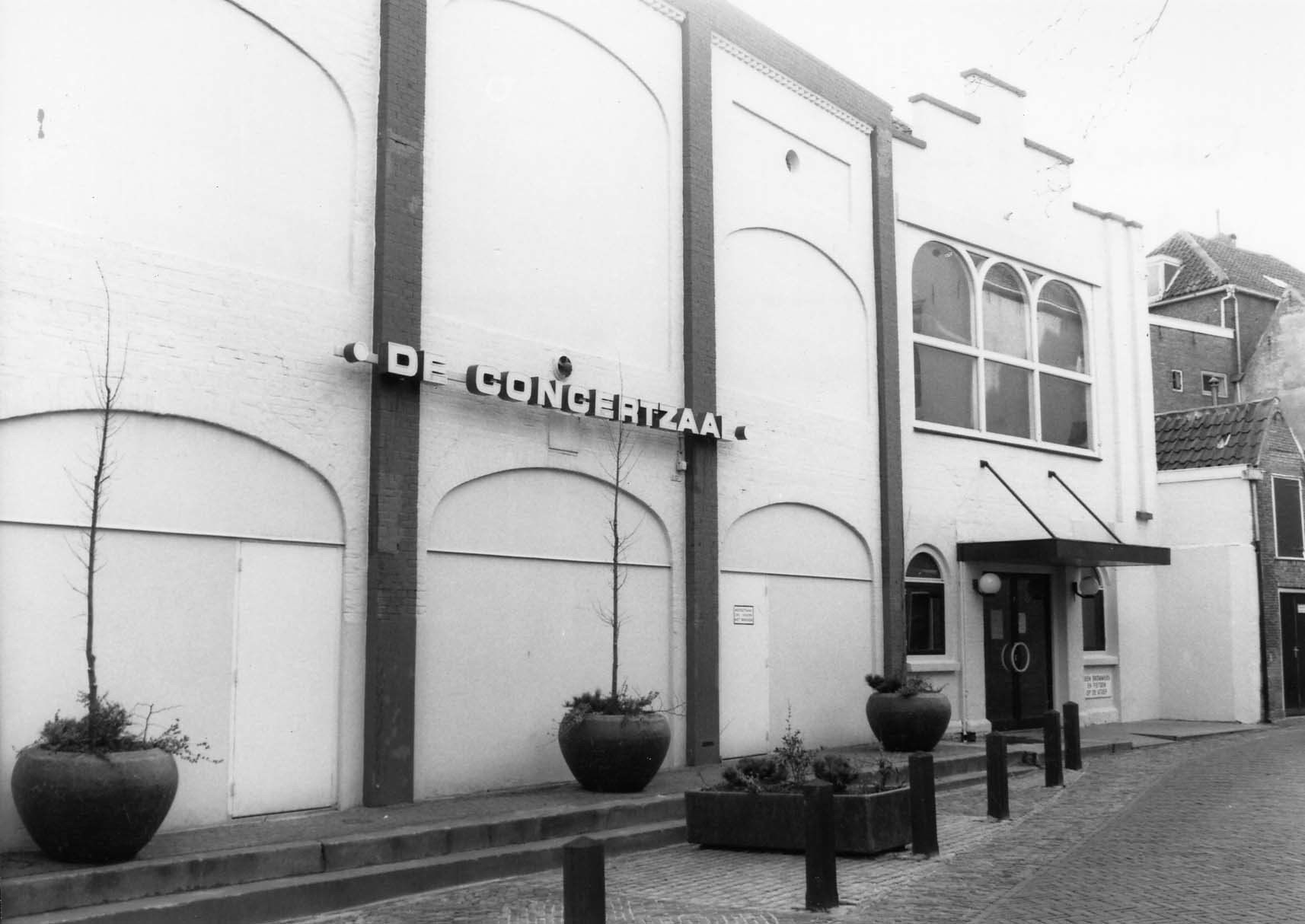 Voorzijde Concertzaal, Paardenstraat, 4 februari 1988. foto: Bob Noomen. Gemeentearchief Schouwen-Duiveland, Beeldbank Schouwen-Duiveland, nr ZM-0344