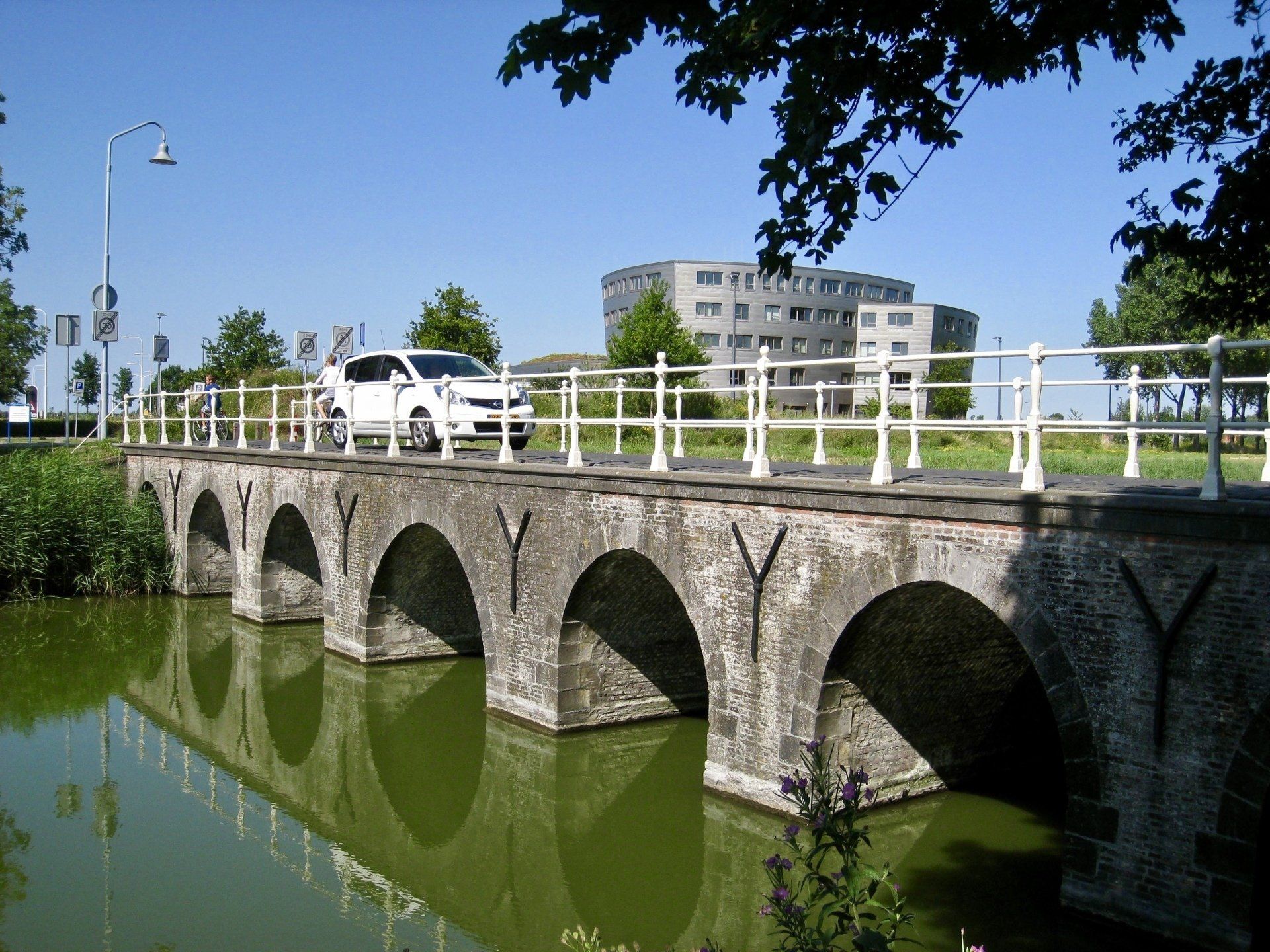 Zuidwellebrug met auto. foto: Zierikzee-Monumentenstad.nl Zuidwellebrug met auto. foto: Zierikzee-Monumentenstad.nl