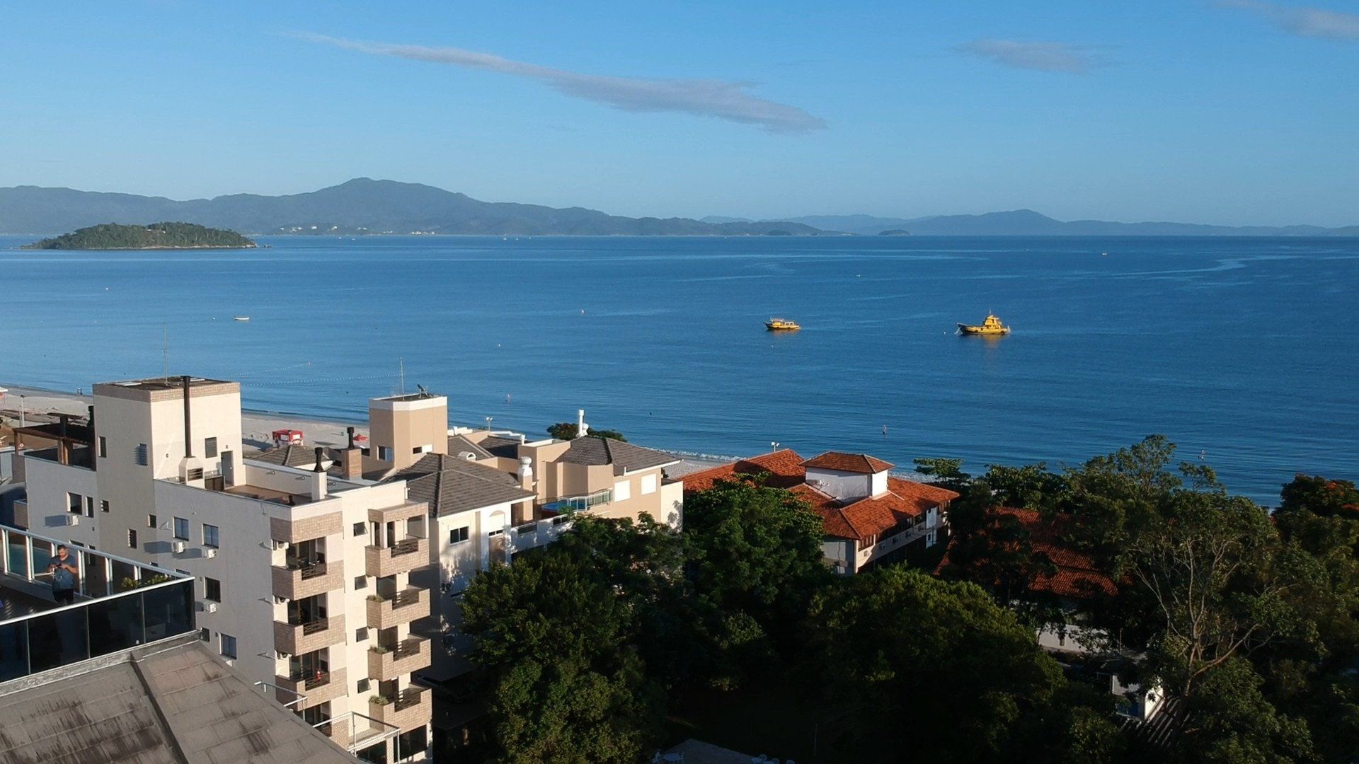 Uma vista aérea de uma cidade com um grande corpo de água ao fundo.