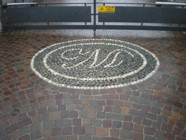 Pavimento con logo