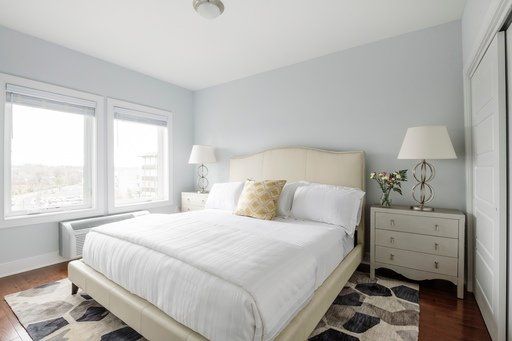 bedroom with furnishings