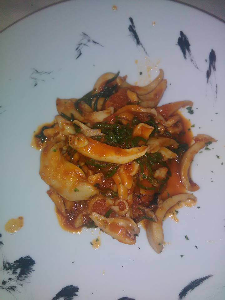 Piatto a base di pesce fresco al ristorante con specialità di pesce di Cesenatico