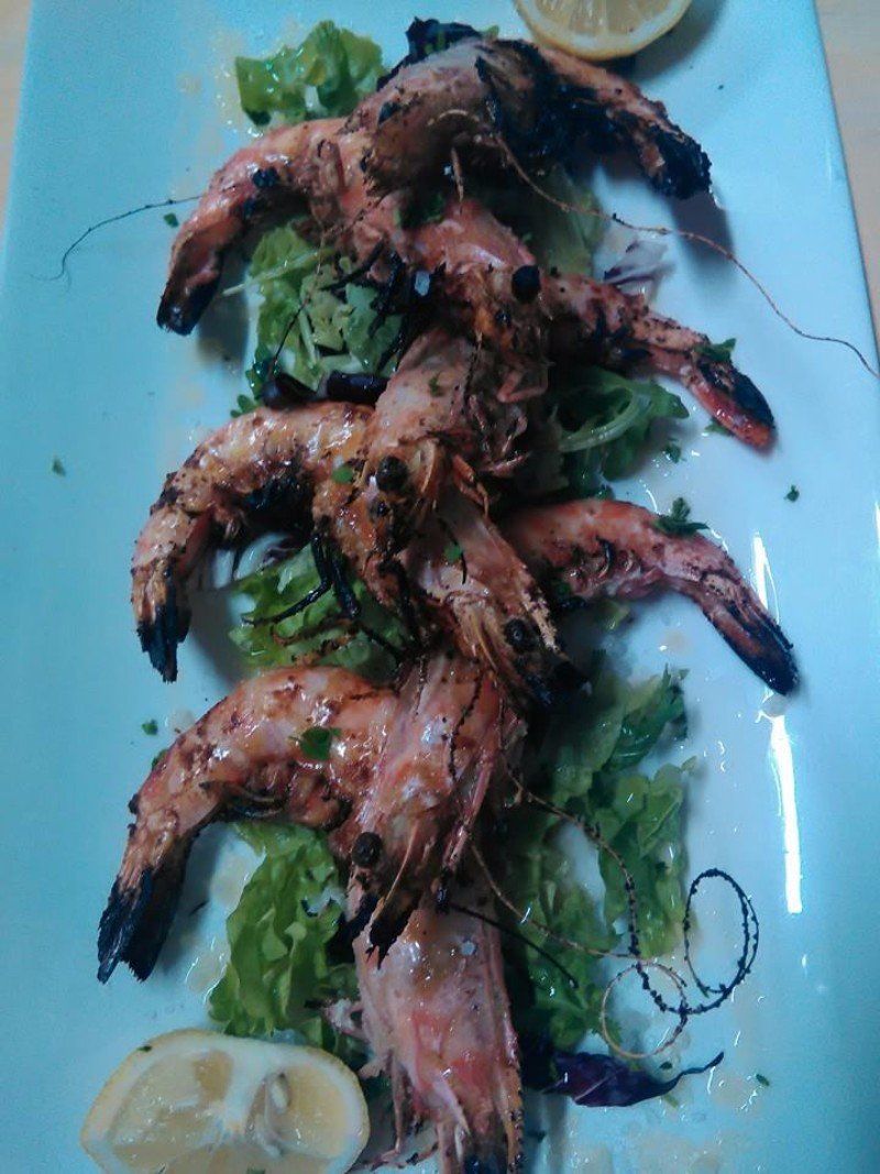 Piatto di gamberoni alla griglia con pesce fresco a Cesenatico
