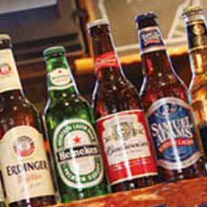棚にはビール瓶が何本も並べられている。