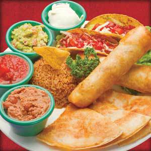 さまざまなメキシコ料理が載った白い皿。