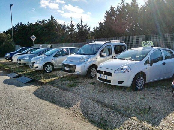 fila di auto in vendita all'esterno di una concessionaria