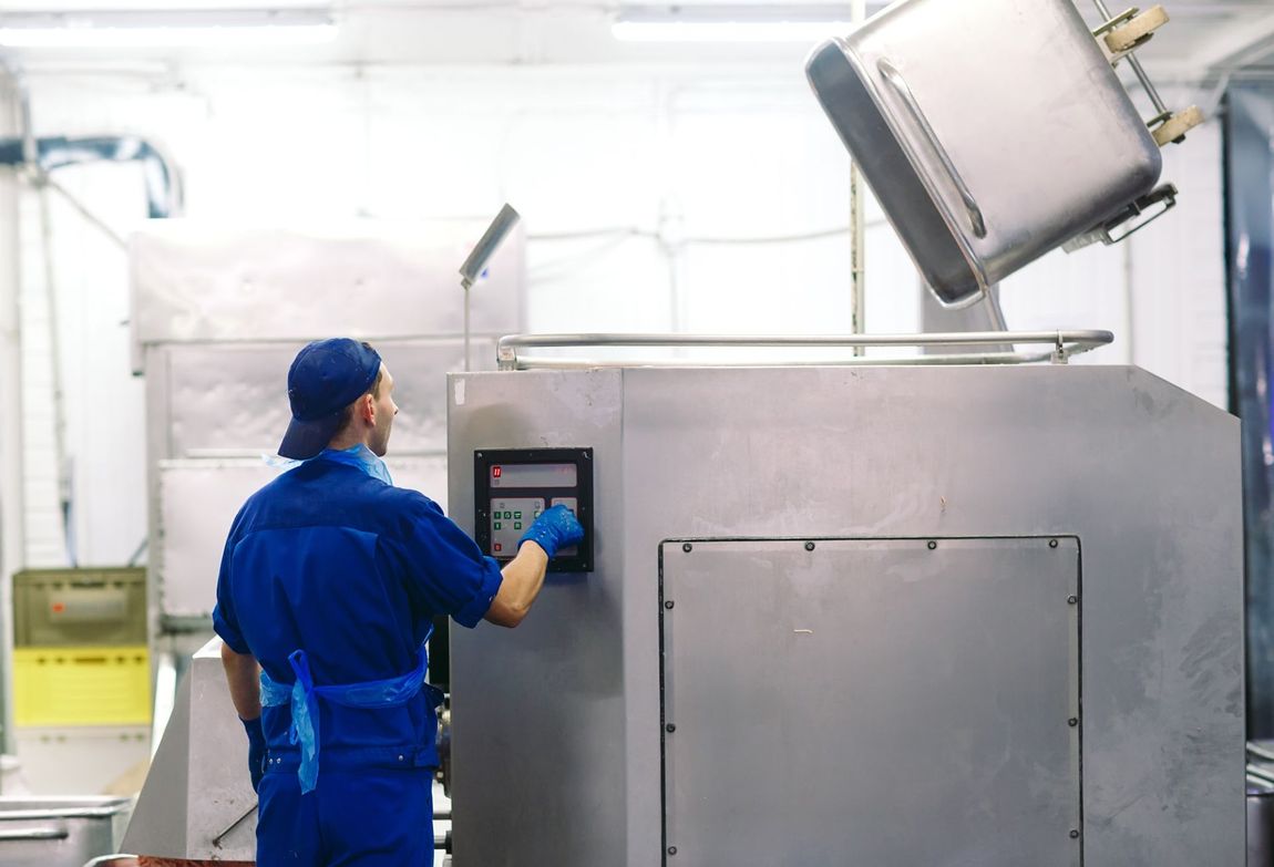 tecnico di un laboratorio alimentare