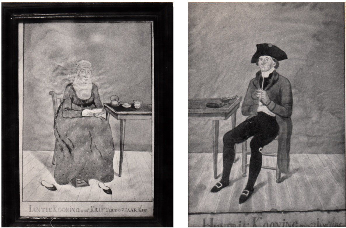 Twee zwart-wit tekeningen van een zittend persoon binnenshuis naast een tafel, naast elkaar weergegeven.