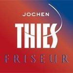Logo für „Jochen Thies Friseur“. Weißer Text auf einem rot-blauen Farbverlaufshintergrund.