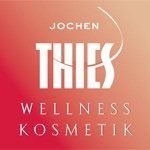 Logo für Jochen Thies Wellness Kosmetik: weißer Text auf orange-rotem Hintergrund mit Farbverlauf.