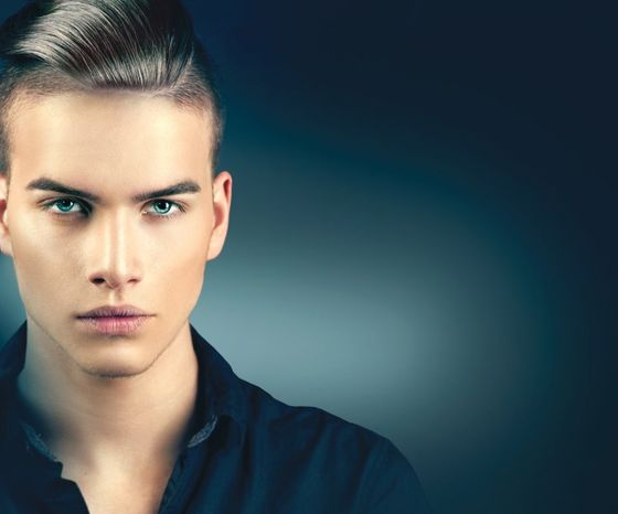 Ragazzo con bella acconciatura di capelli
