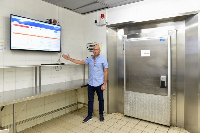 עוזי ברוך - קירור בטוח  מציג את אחת המערכות המתקדמות