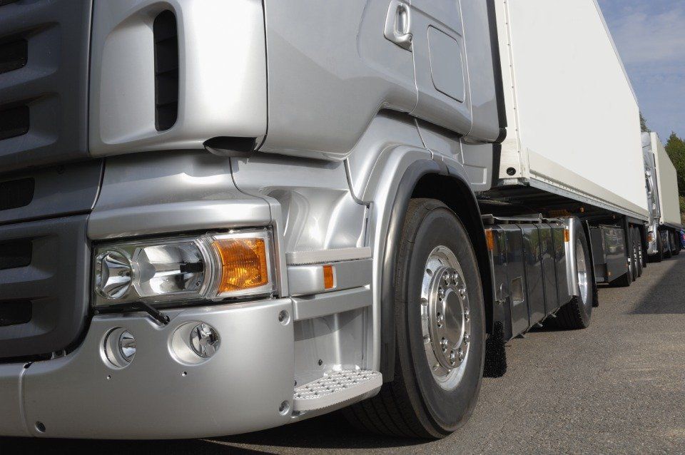 ripresa di profilo di un camion su strada