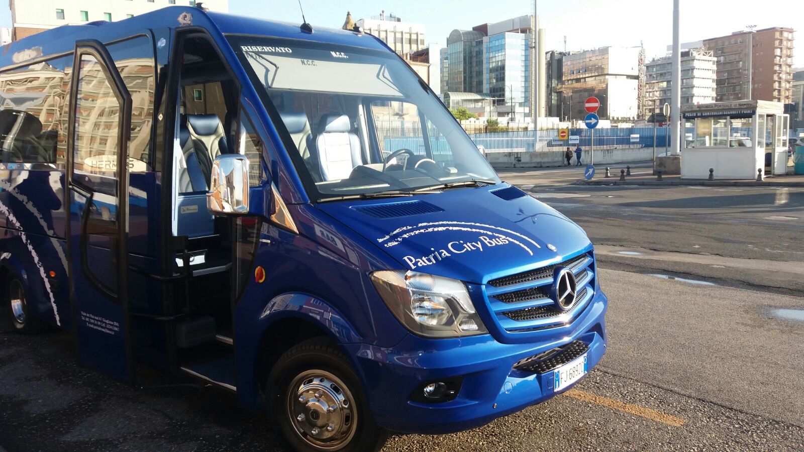 Minivan blu