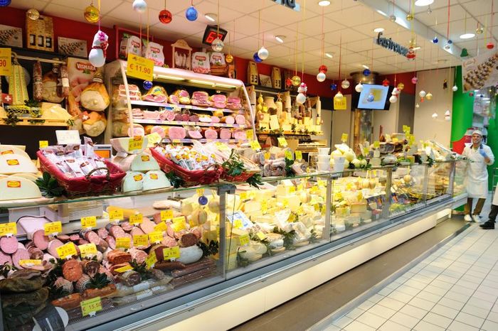 reparto di salumeria in un supermercato