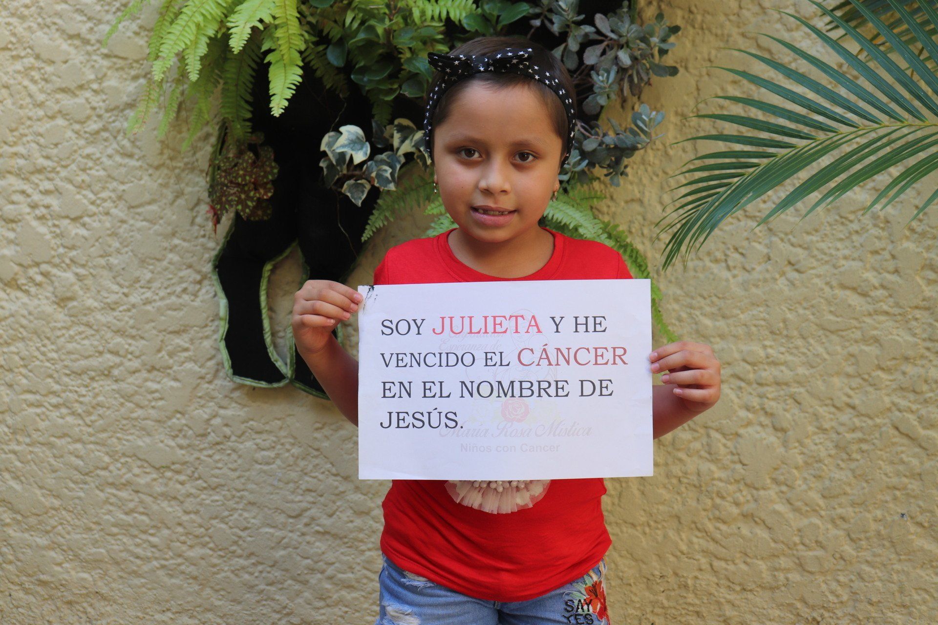 Niña con cartel: 