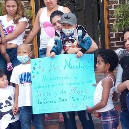 Grupo de personas sosteniendo un cartel que dice 