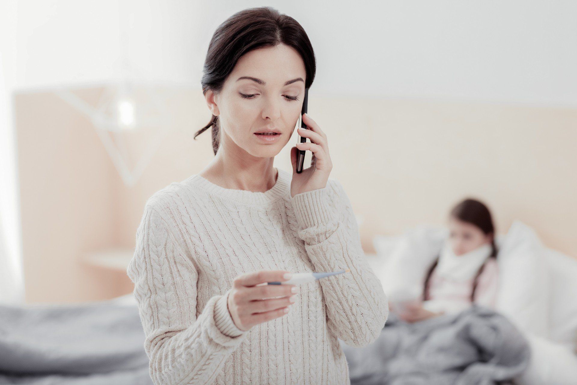 giovane donna al telefono