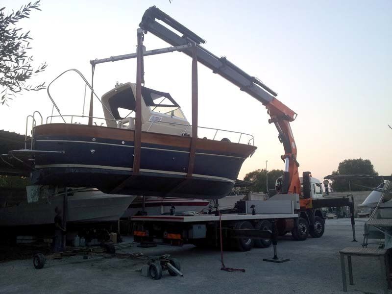 Gru solleva una piccola barca