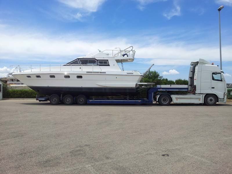 Yacht pronto al trasporto su strada