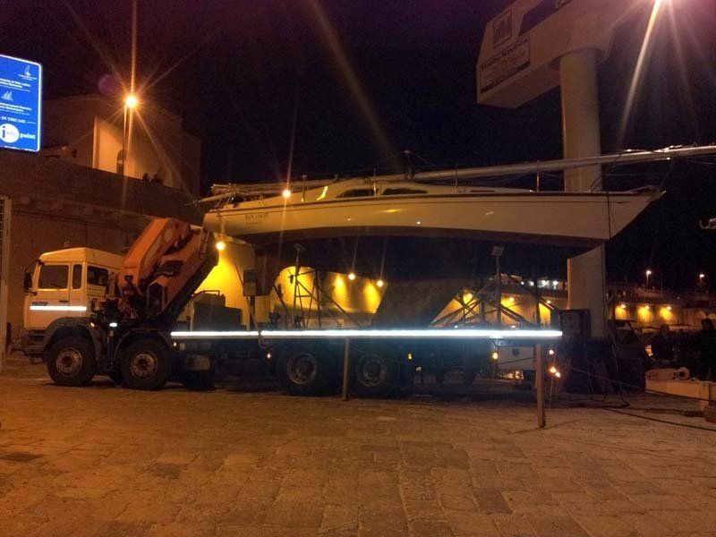 Trasporto notturno di un natante