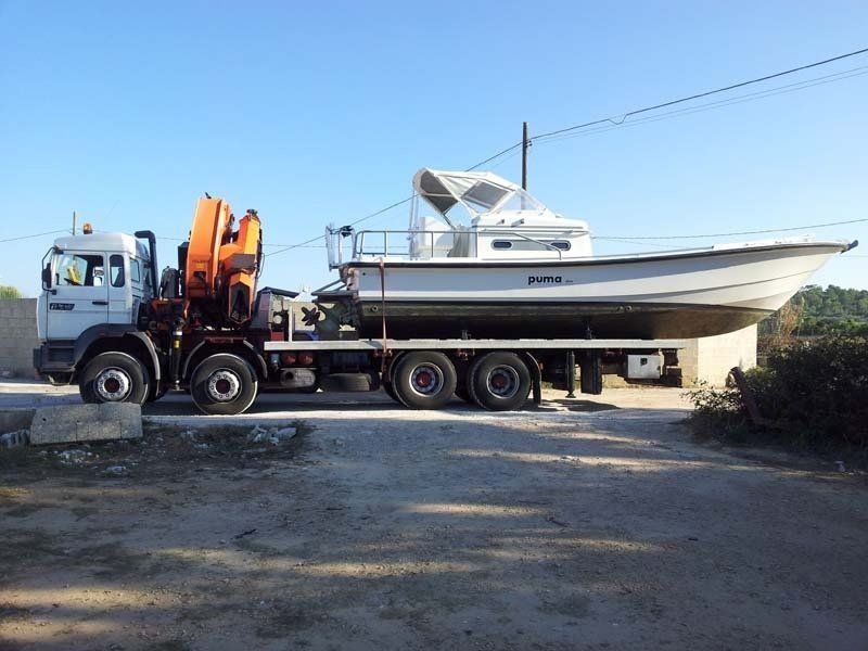 Imbarcazione da pesca sistemata su un camion