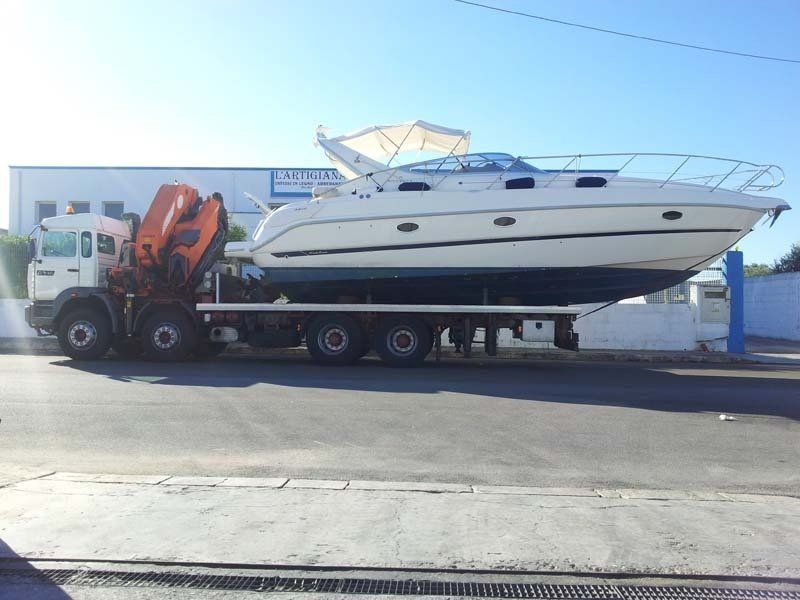 Imbarcazione in procinto di essere messa in mare