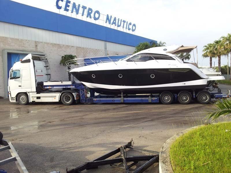 Nave trasportata fino al centro nautico