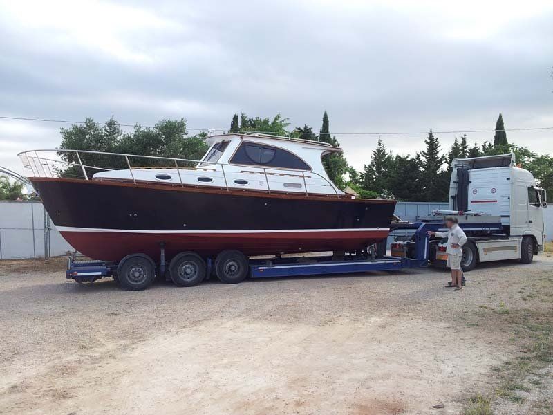 Imbarcazione da diporto collocata su un camion
