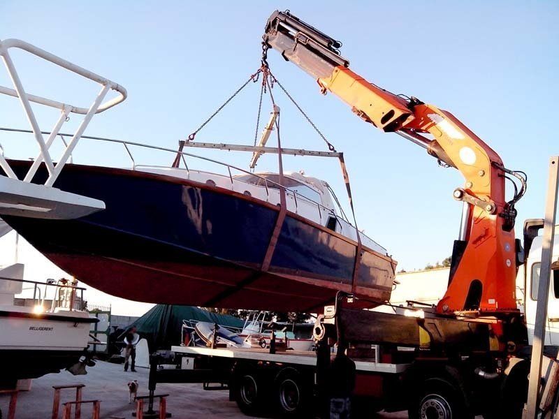 Sollevamento in sicurezza di una piccola nave